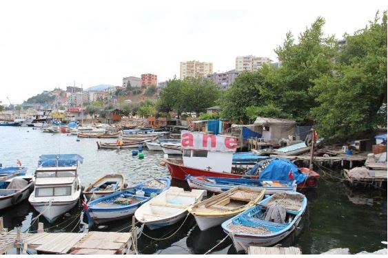 Fotoğraf 2.15. Eskiden Gemlik Tersanesinin Bulunduğu Alan, Günümüzde Amatör Balıkçıların Teknelerini Bağladıkları Gemlik Limanlarından Bir Görünüm.