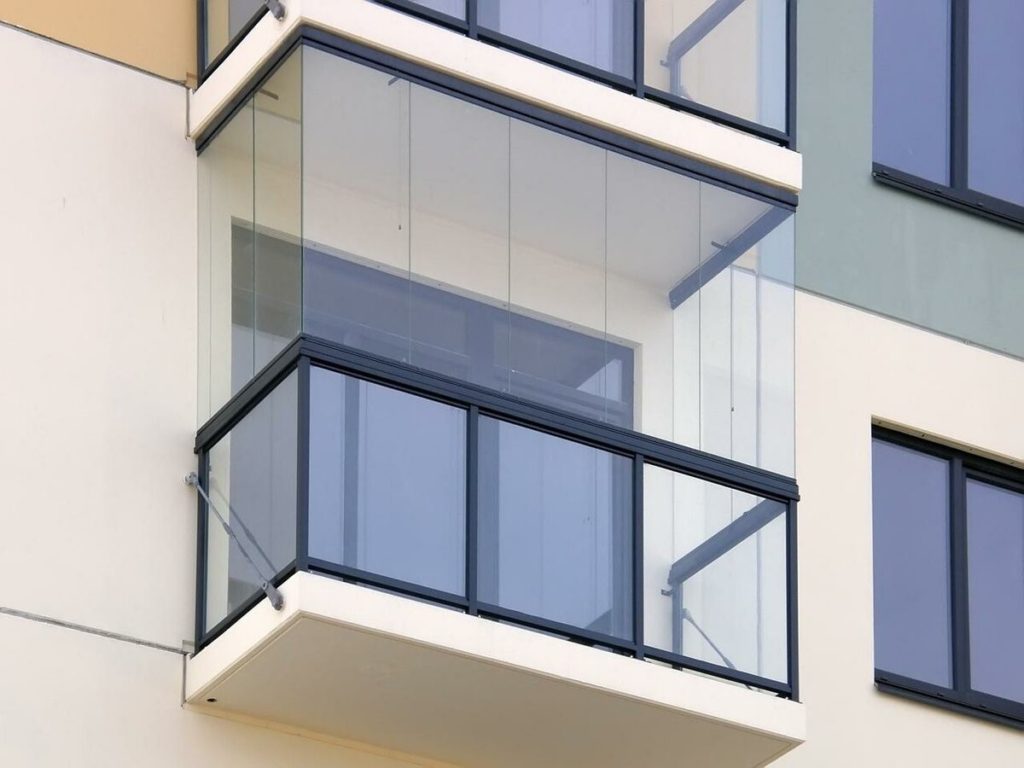 Cam şeffaf balkon neye benziyor?